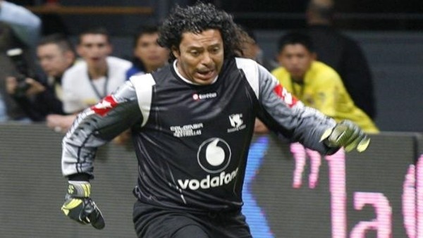 Higuita meşhur vuruşunu havuzda tekrarladı