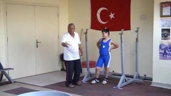 Halterin şampiyonlarını yetiştiriyor