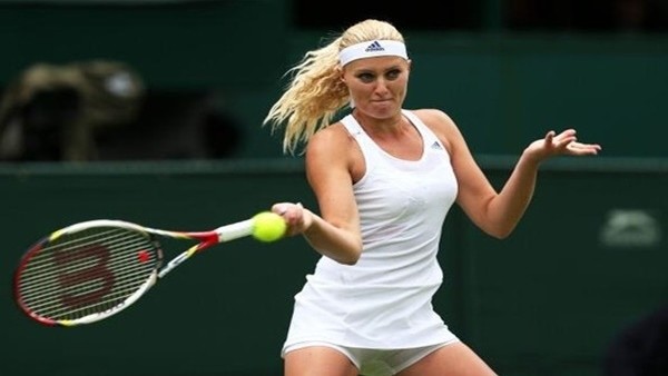 Güzel tenisçi tribünleri coşturdu