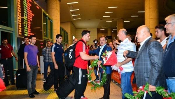 Şampiyon güreşçi Rıza Kayaalp'a coşkulu karşılama