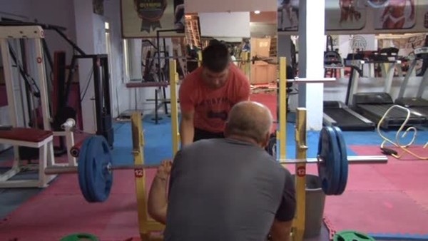 Engellerini halterle aşıyorlar