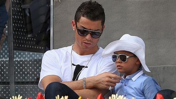 Ronaldo boş zamanlarını oğlu ile geçiriyor