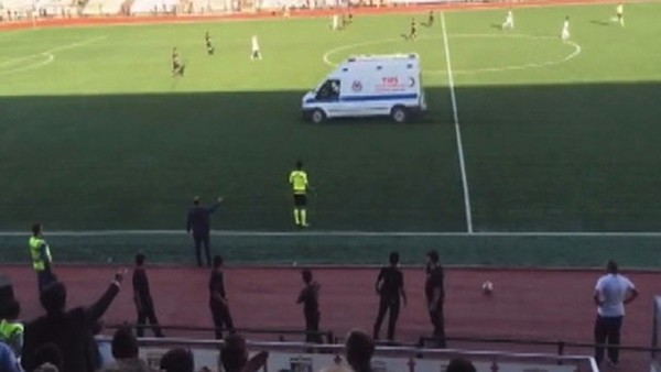 Maç oynanırken sahaya ambulans girdi