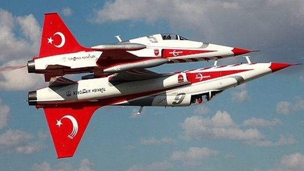 Gökyüzünde akrobasi gösterisi