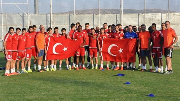 Sivassporlu futbolcular antrenman öncesi Türk bayrağı açtı