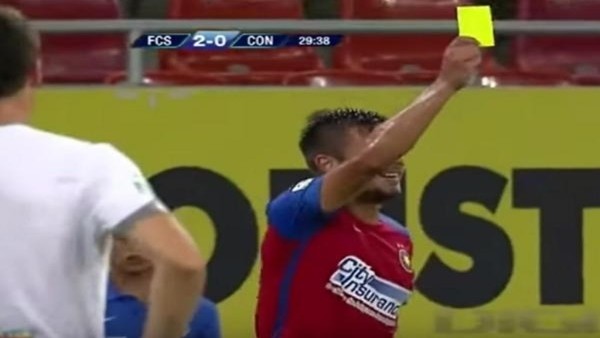 Futbolcudan rakibine sarı kart