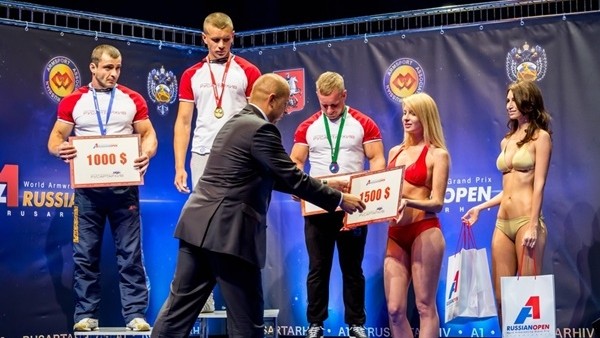 Bikinili kız için takkeli önlem