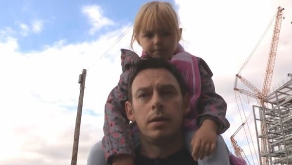 Futbol röportajını bölen sevgi!