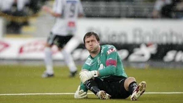 Mevkidaşını orta sahadan avladı