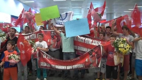 Dünya şampiyonu güreşçiler geldi