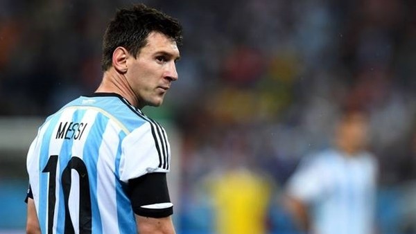 Messi halıya takıldı