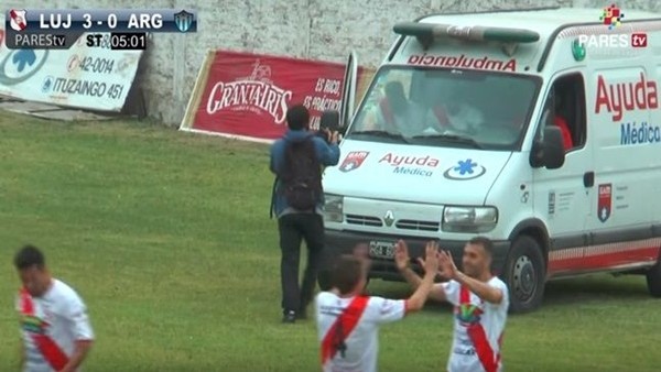 Gol sevincini ambulansta kutladı