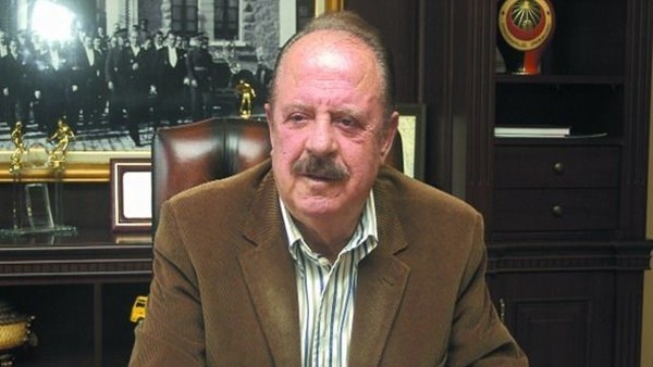 İlhan Cavcav gözlüksüz gazete okudu