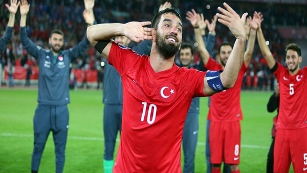 Arda Turan taraftarlara 3'lü çektirdi