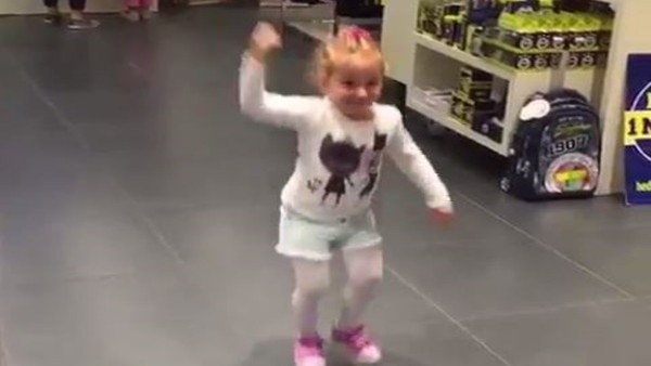 Fenerium'da Mario Gomez şarkısı söyleyen minik Beşiktaşlı