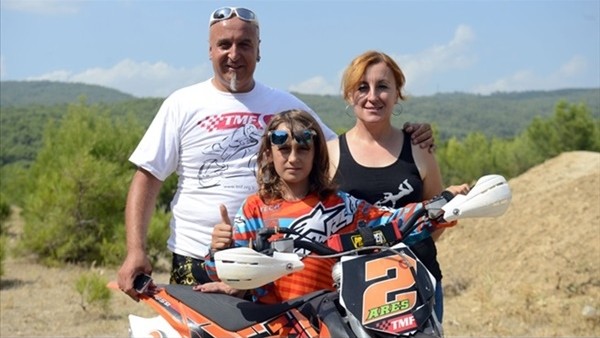 Motosikletçi aile şampiyon yetiştiriyor