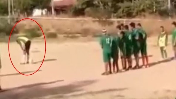 Böylesini hiç görmediniz! Topukla frikik...