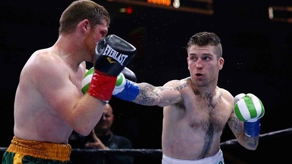 Tek yumrukla bayılttı