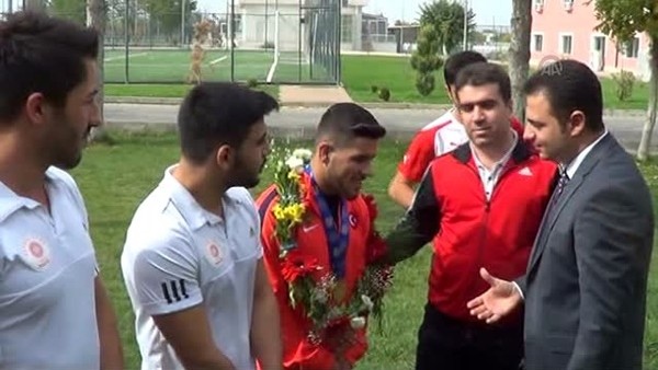 İşitme engelli güreşçinin başarısı