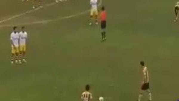 Enfes frikik atışıyla yeşil sahalara veda etti...