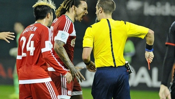 Eski Beşiktaşlı Jones hakeme saldırdı