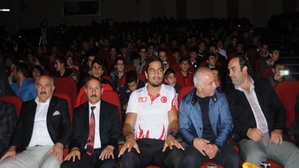 Dünya ve Avrupa şampiyonu pehlivanlar Erzurum'da