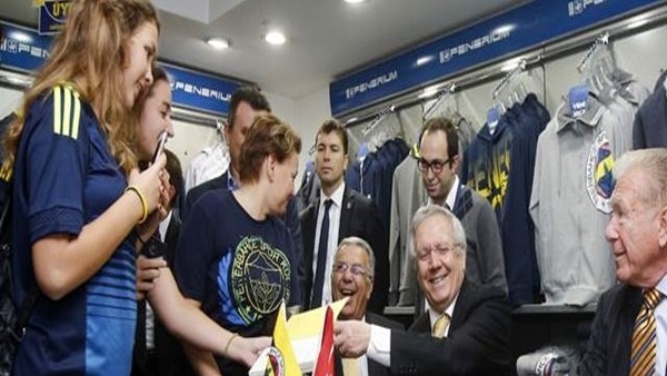 Aziz Yıldırım kitap imzaladı