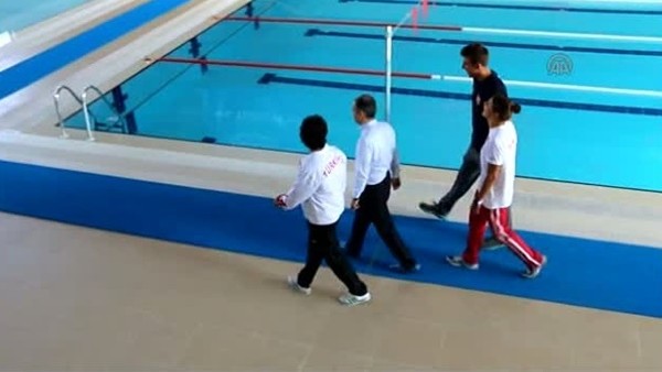 Bakan Kılıç'ın fotoğrafçısı havuza düştü