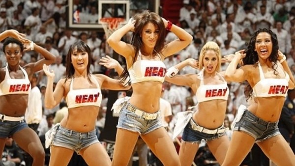 Miami Heat kızları tribünleri coşturdu
