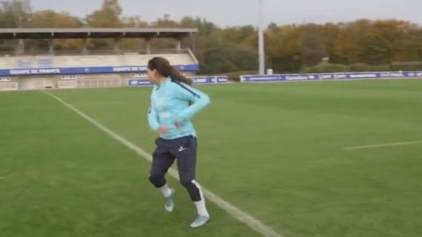 Kadın Futbolcudan Enfes Hareket!