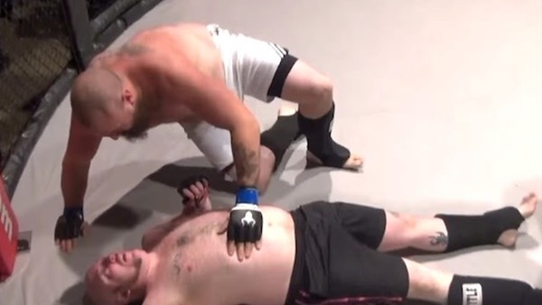 Dövüşçünün büyük rezilliği! Ringte altına