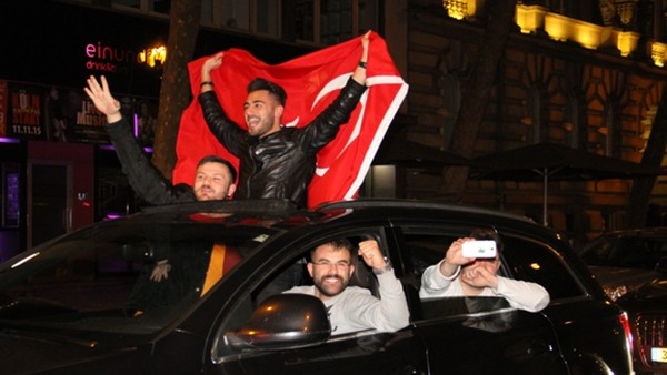 Türkiye'nin galibiyeti Almanya'da kutlandı