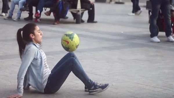 15'lik kız topla dalga geçti