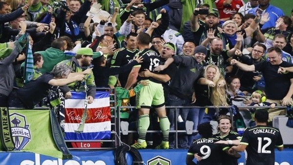 Kadın taraftardan taciz!