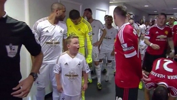 Çocuklar futbol idolleri ile karşılaşınca