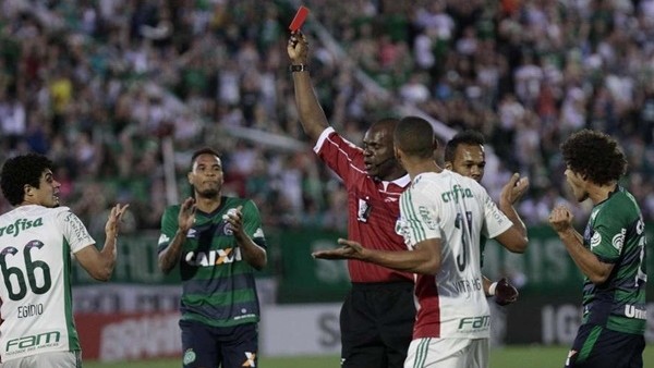 Önce kırmızı kart verdi sonra geri çağırdı!