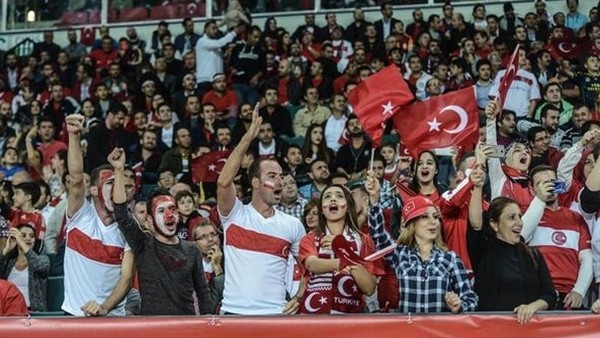 Milli takımın galibiyeti sonrası taraftarlar
