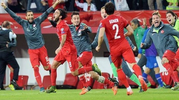 Selçuk İnan frikik golü (10 farklı spiker)