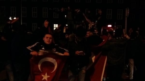 Hollanda sokaklarında Türk coşkusu