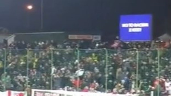 Litvanya - İngiltere maçında tribünler karıştı