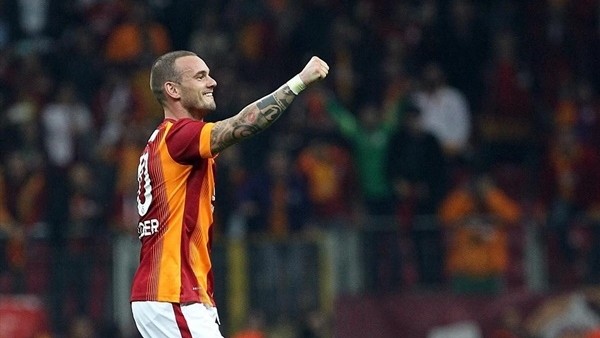 Sneijder taraftara üçlü çektirdi