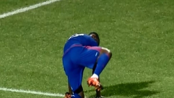 Olympiakos'lu oyuncudan köpek sevinci