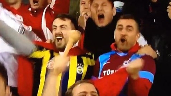 Milli takımın golüne sevinen Fenerbahçeli ve Trabzonsporlu taraftarlar