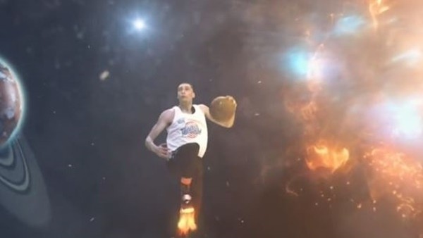 Böyle Smaç Görülmedi! Uzayda....