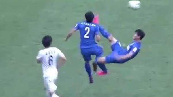 Arkadaşının yüzüne tekme attı