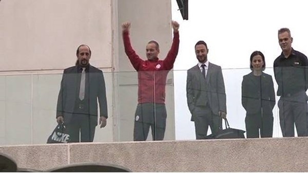 Wesley Sneijder taraftarlara üçlü çektirdi