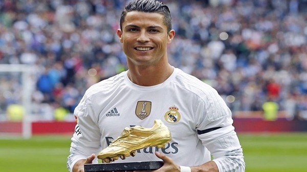 Cristiano Ronaldo altın ayakkabısıyla poz verdi