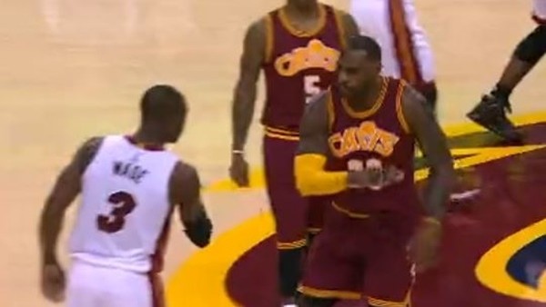 LeBron James ve Dwyane Wade böyle selamlaştı