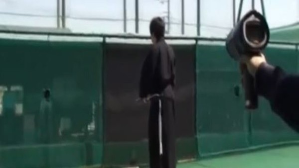 160km/s hızla gelen topu ikiye böldü