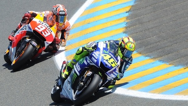 MotoGP'de inanılmaz anlar! Kuşa çarptı...